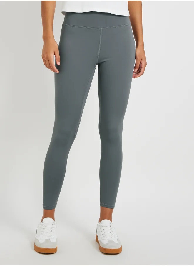 ستايلي Solid Exposed Seam Detail Crop Length Leggings