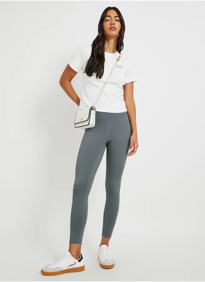 ستايلي Solid Exposed Seam Detail Crop Length Leggings