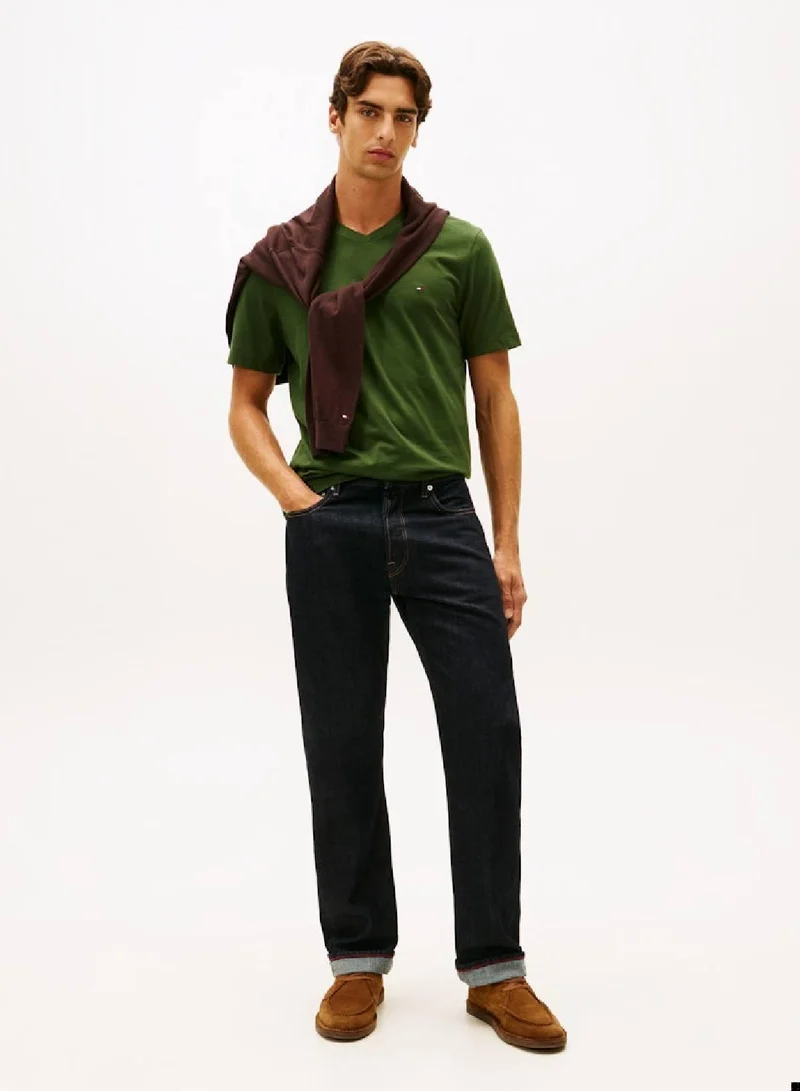 تومي هيلفيغر تيشيرت بفتحة رقبة مثلثة مطرز بالعلم