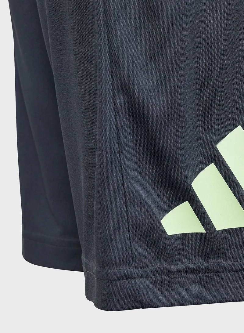 adidas شورت رياضي أساسي مزين بشعار العلامة التجارية