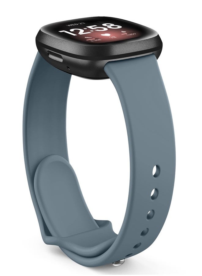 اي كي أساور سيليكون AK متوافقة مع Fitbit Versa و Sense، أساور معصم بديلة ناعمة للنساء والرجال (أزرق رمادي) - Image 4