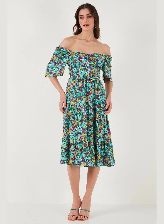 ليلا فستان نسائي متوسط الطول بياقة كارمن وتفاصيل مكشكشة بنقشة ليلا