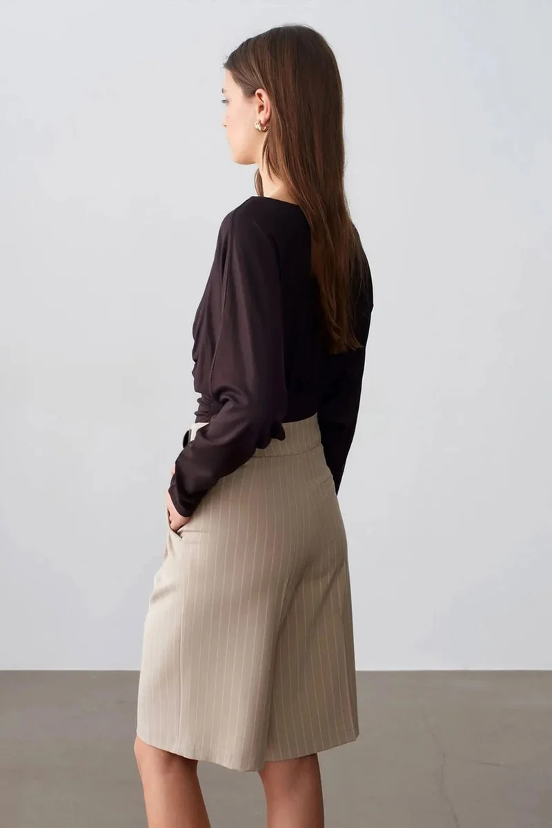 ديلفين DILVIN High-Waist Striped Tailored Shorts With Belt