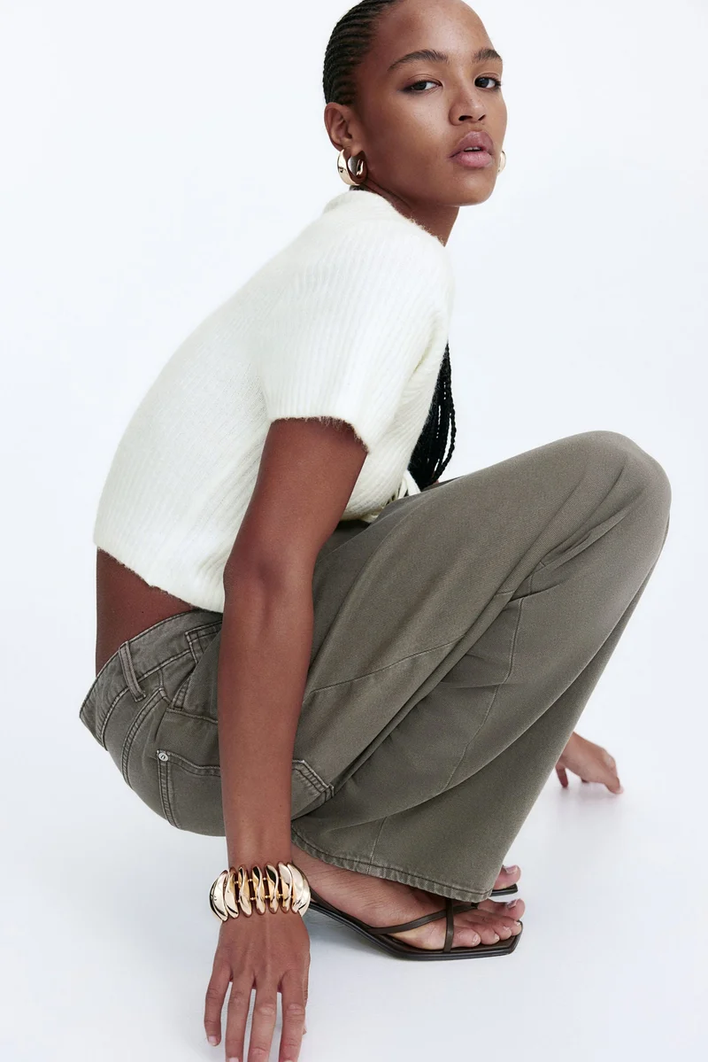 اتش اند ام بلوزة محبوكة من نسيج مرن مزودة بأربطة