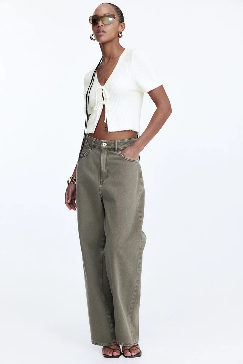 اتش اند ام بلوزة محبوكة من نسيج مرن مزودة بأربطة