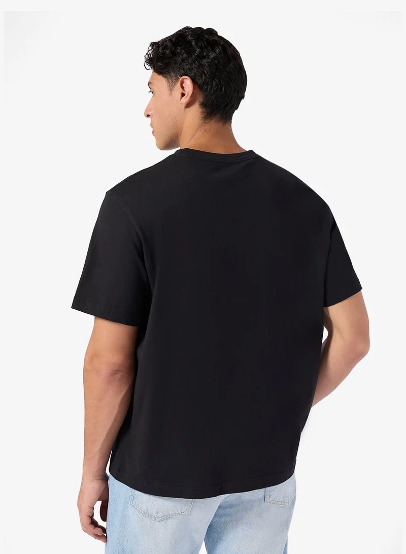 كالفن كلاين جينز تيشيرت قصير مطبوع برسومات زهور