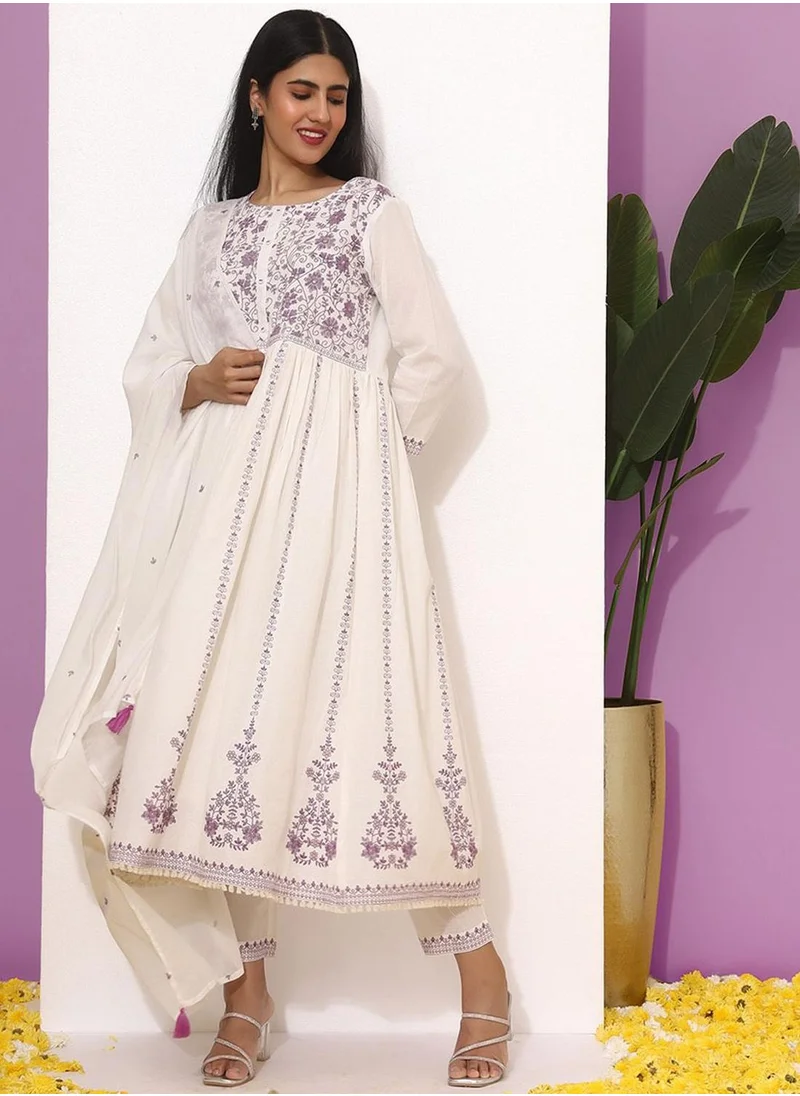 آي شين White Kurta Set Straight Fit 3/4 Sleeve Sleeve made from Cotton featuring Self Design design and Round Neck neckline - Perfect for Ethinic!
