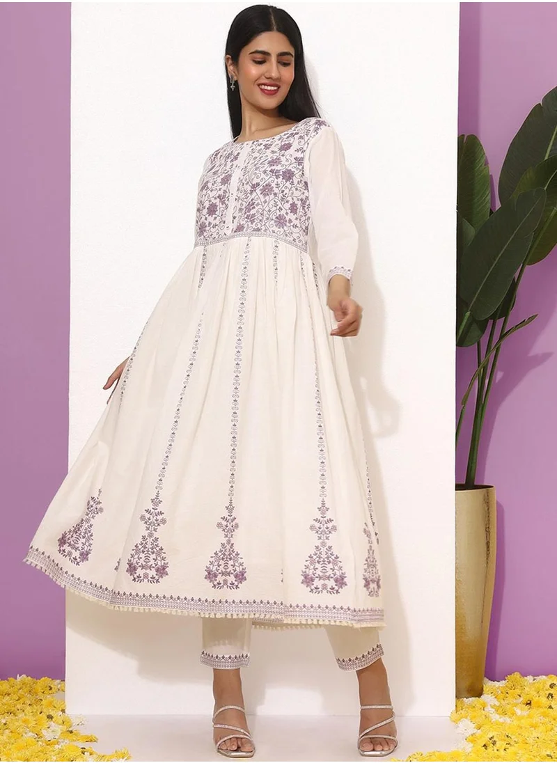 آي شين White Kurta Set Straight Fit 3/4 Sleeve Sleeve made from Cotton featuring Self Design design and Round Neck neckline - Perfect for Ethinic!