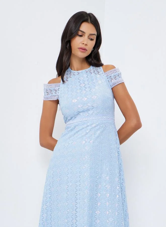 ستايلي فستان طويل بتفاصيل دانتيل