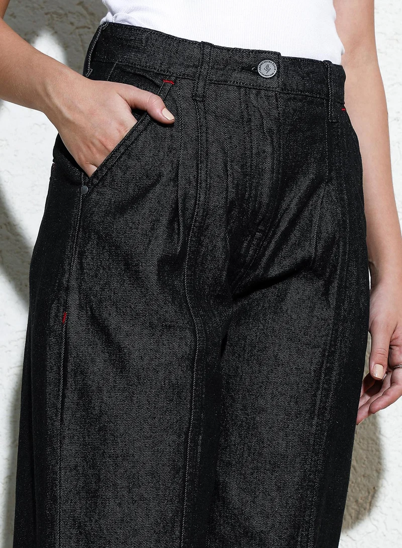 Campus Sutra Campus Sutra Women's Charcoal Black Dark-Wash Tapered Denim Jeans For Casual Wear | High-Waist | Regular Fit | Button Closure | Denim Jeans Crafted With Comfort Fit For Everyday Wear