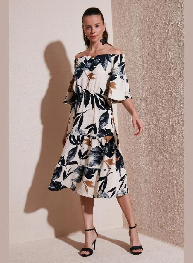 ليلا فستان ميدي بياقة كارمن بنقشة أوراق ليلى للنساء