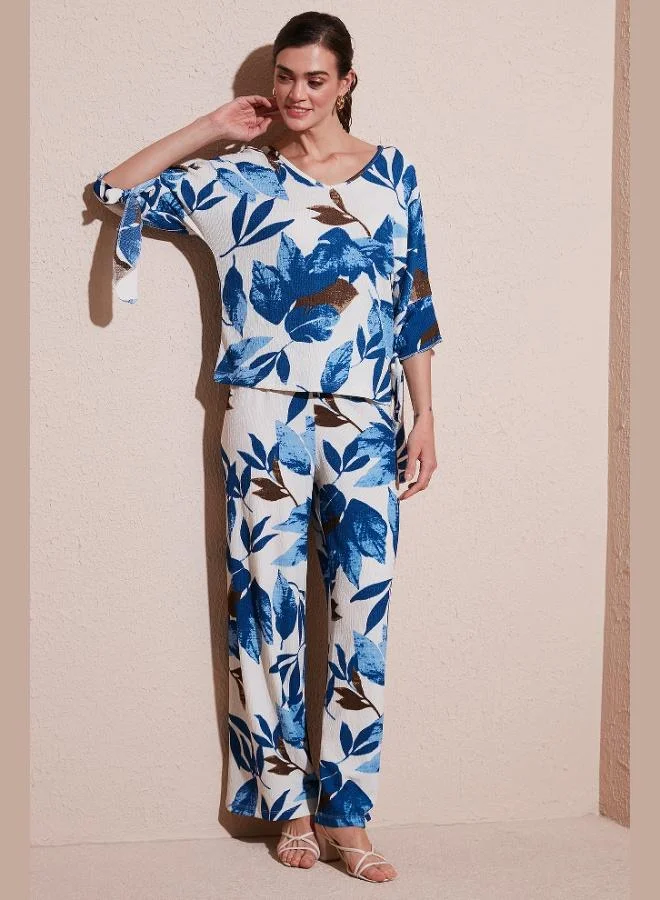 ليلا طقم نسائي من ليلى بنقوشات، بقصة عادية وأكمام تروفاكار، وبلوزة بياقة على شكل حرف  مع بنطال