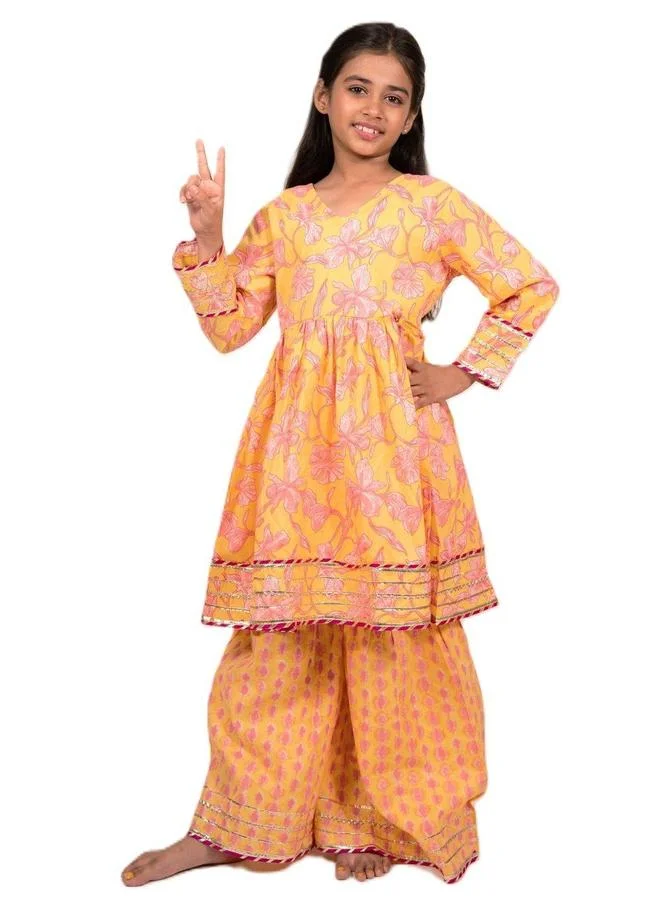 مايثيلي Maithili Embellished Printed V-Neck Kurta and Pants Set