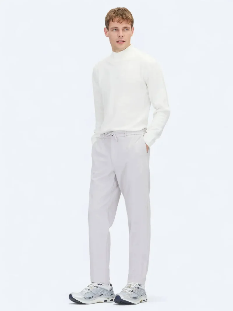 كيب بنطال رياضي رمادي فاتح بقصة مريحة