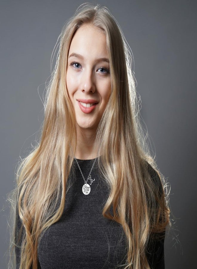 إنفينيتي كوليكشن آمنت بقدرتها ففعلت. قلادة هوكي الميدان • قلادة من الفولاذ المقاوم للصدأ محفورة مع تعليقة عصا الهوكي • هدية مجوهرات ملهمة للاعبين والمدربين والفرق - Image 3