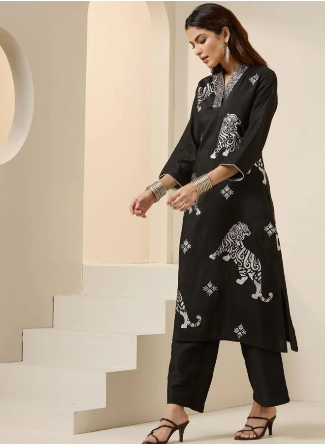 آي شين Three-Fourth Sleeve Women Black Polyester Kurta Set with Embroidered pattern Tunic and Palazzo features a Round neckline and Three-Fourth Sleeve secured with Elastic closure and styled in Straight Fit ideal for Festive moments — crafted to elevate your special moments.