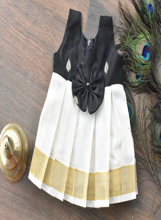 Picksparrow فستان قطني من ماركة بيكسبارو لحديثي الولادة من ولاية كيرالا، بتصميم كاسافو (قطن حرير شانديري، مطوي على شكل صندوق) (3-6 أشهر، أسود) - Image 2