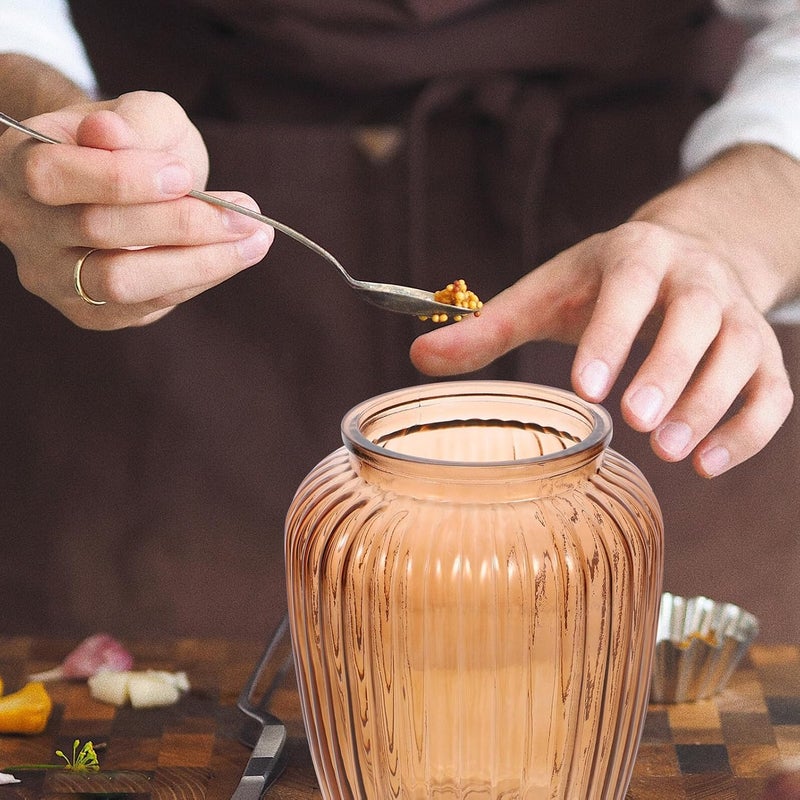 برطمان تخزين زجاجي بغطاء خشبي محكم الإغلاق وتصميم عتيق مزين بخطوط، ذو فتحة واسعة، مناسب لتخزين الفاصوليا والحبوب والقهوة والأطعمة الجافة، ويساعد في تنظيم محتويات الخزانة. - Image 4