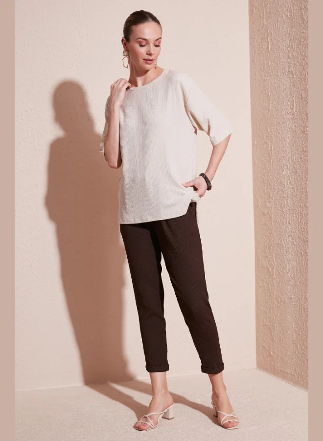 ليلا بلوزة نسائية من قماش الكريب بتفاصيل فتحة وياقة دائرية من ليلا