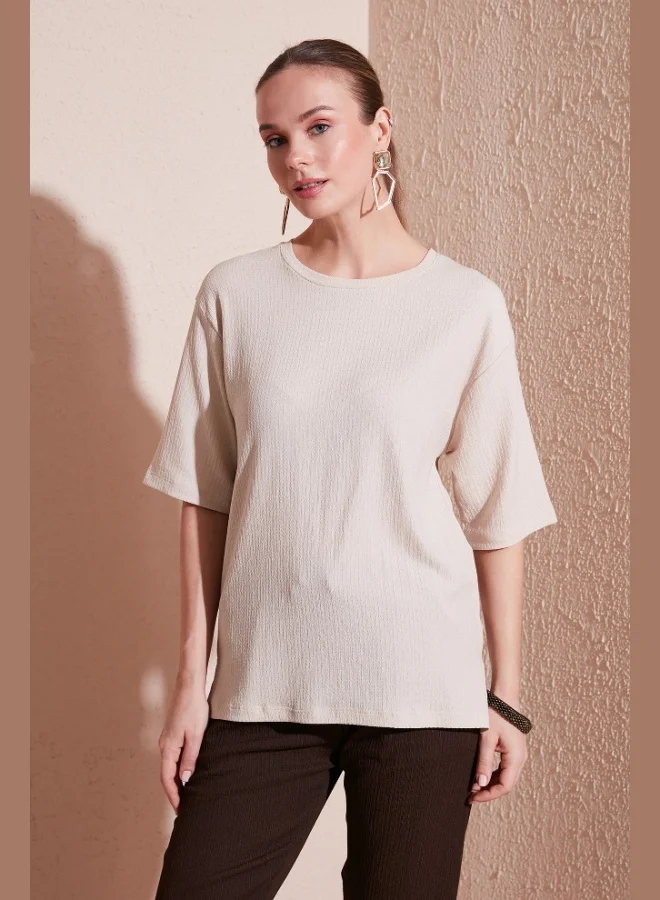 ليلا بلوزة نسائية من قماش الكريب بتفاصيل فتحة وياقة دائرية من ليلا