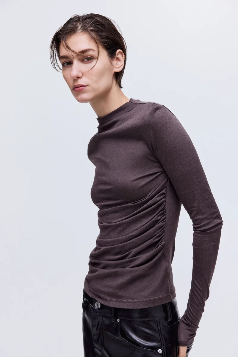 اتش اند ام بلوزة من مزيج الحرير بتصميم منسدل