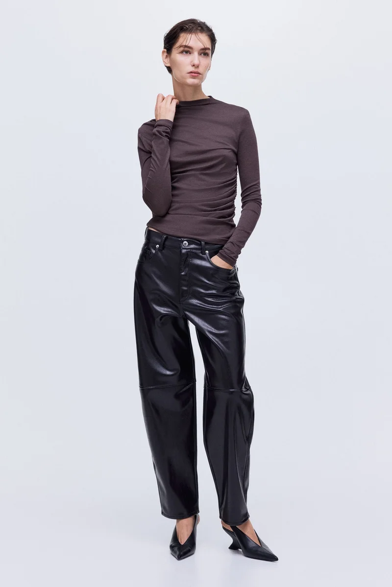 اتش اند ام بلوزة من مزيج الحرير بتصميم منسدل