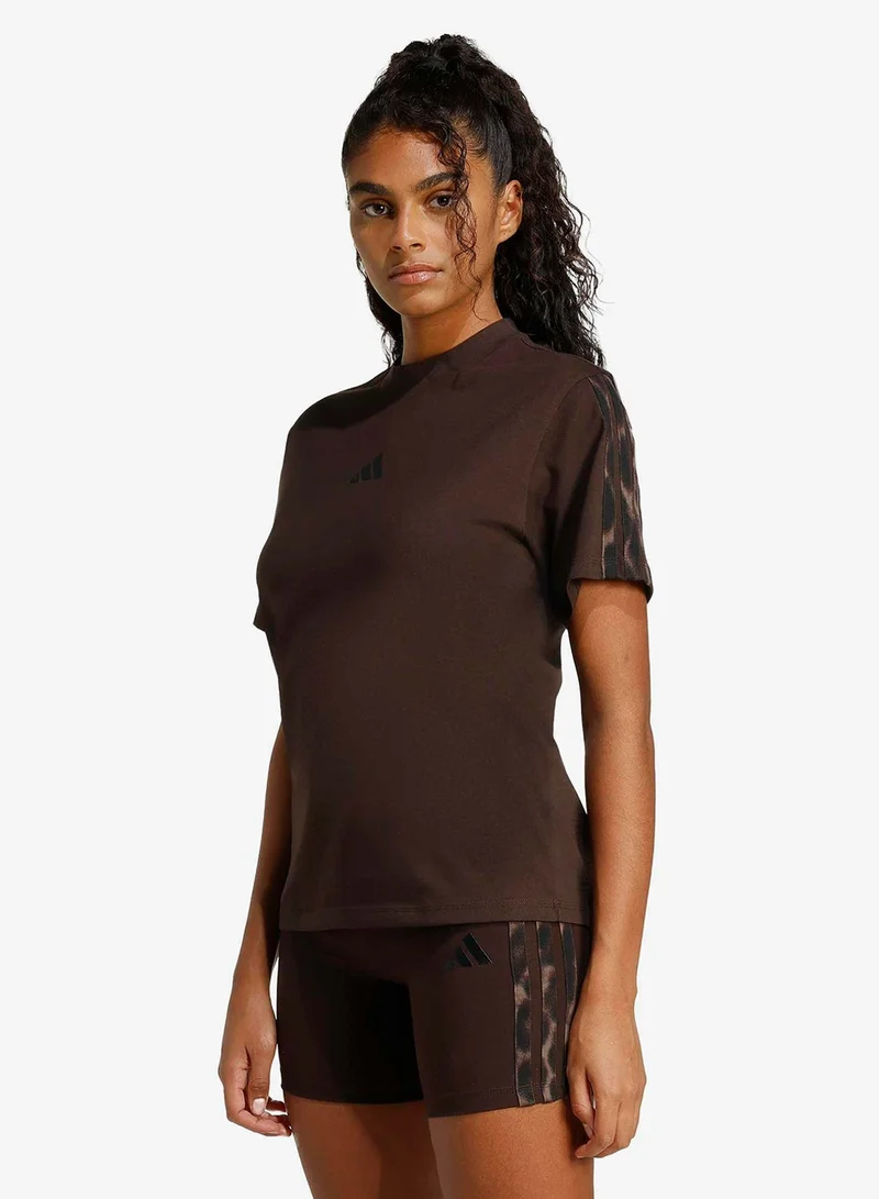 اديداس تيشيرت بطبعة جلد الفهد بثلاث خطوط