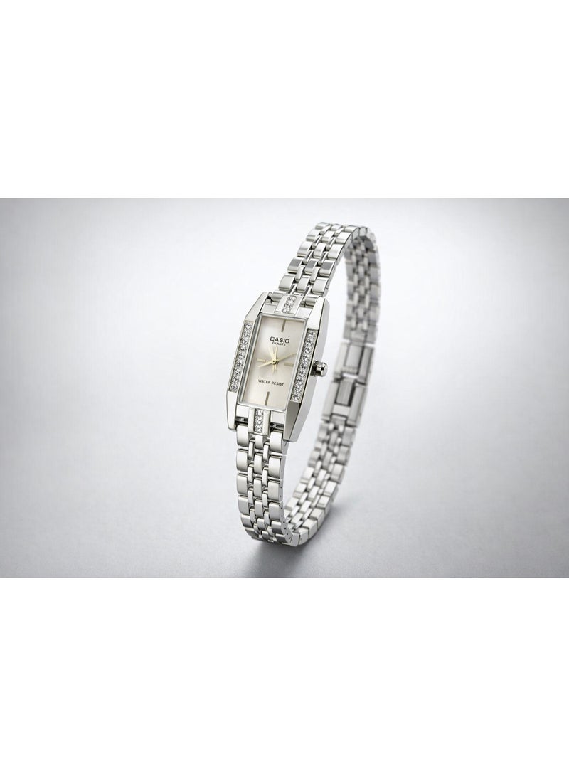 ساعة كاسيو نسائية أنالوج أنيقة – ميناء فضي مع سوار ستانلس ستيل فضي وتصميم مرصع بالكريستال ومقاومة للماء