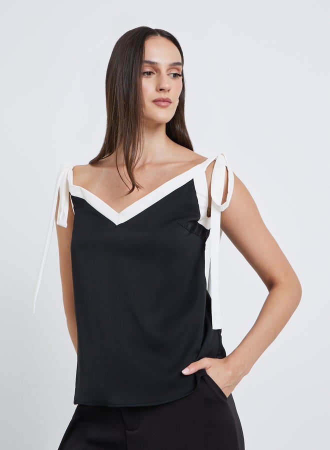 ستايلي بلوزة كامي بحمالات سوداء بلمسة متباينة - Image 4