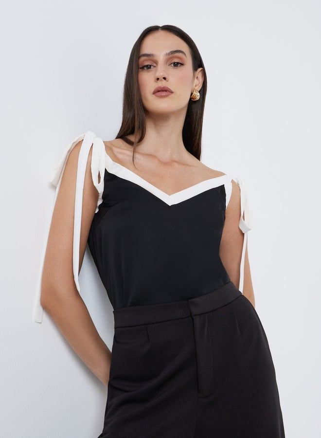 ستايلي بلوزة كامي بحمالات سوداء بلمسة متباينة - Image 1