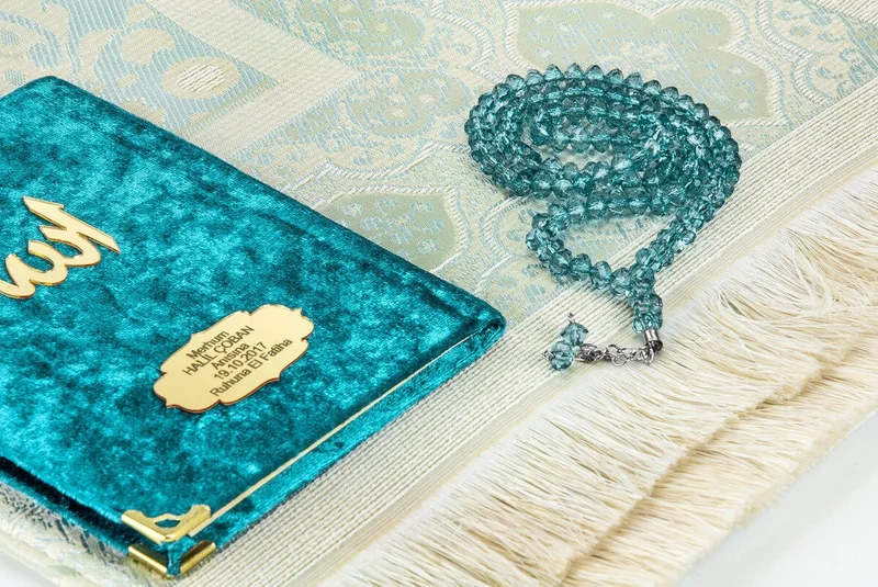 ايهفان Ihvan Velvet Covered Yasin Book with Personalized Name Plate + Prayer Rug + Prayer Beads - Petrol Blue