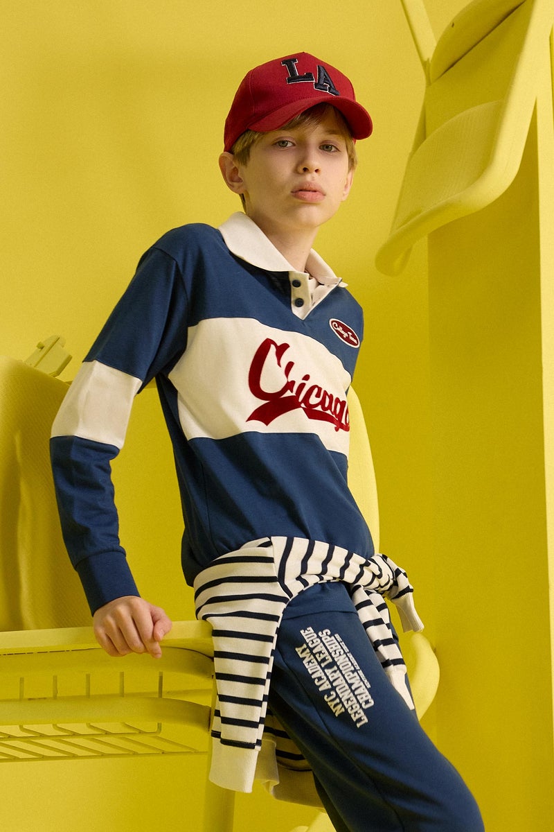 ديفاكتو تي شيرت بولو بأكمام طويلة وياقة بولو ومقاس كبير للأولاد - Image 1