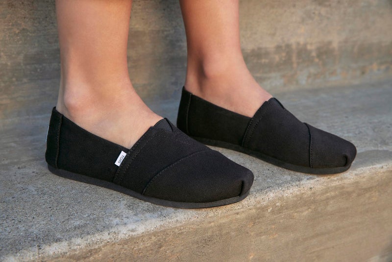 TOMS تومز للنساء، حذاء ألبرغاتا القابل لإعادة التدوير باللون الأسود الصلب 7 م - Image 2