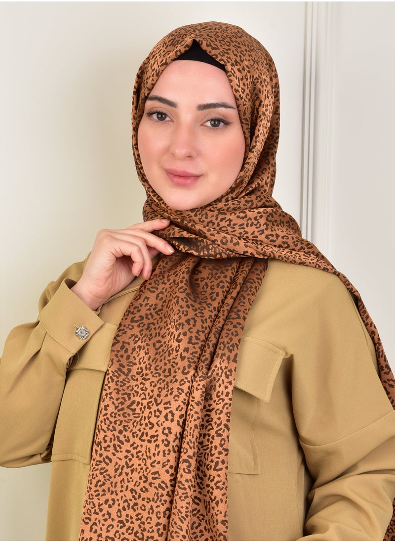 بوردان ابيك - حجاب أنيق من الجاكار بنقشة النمر باللون البني  – بمقاس 75 × 190 سم بلمسة لامعة خفيفة، قوام متماسك، وتصميم مقاوم للانزلاق لإطلالة راقية وثابتة. مصنوع في تركيا. - Image 1