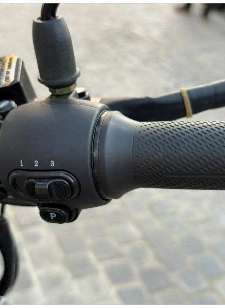 دراجة نارية كهربائية  – تصميم عصري  مع مصابيح أمامية دائرية ومرايا جانبية - Image 4