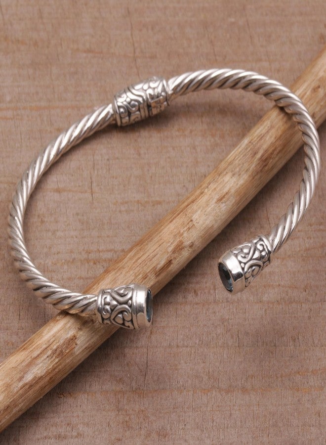 نوفيكا سوار نوفيكا مصنوع يدويًا من الفضة الإسترلينية ومرصع بحجر التوباز الأزرق | حجر مصقول | تصميم قابل للتعديل | مجوهرات مضادة للحساسية | خالٍ من الرصاص والنيكل | تصميم إندونيسي مستوحى من معبد حلزوني، طوله 6 بوصات (من الطرف إلى الطرف) - Image 5