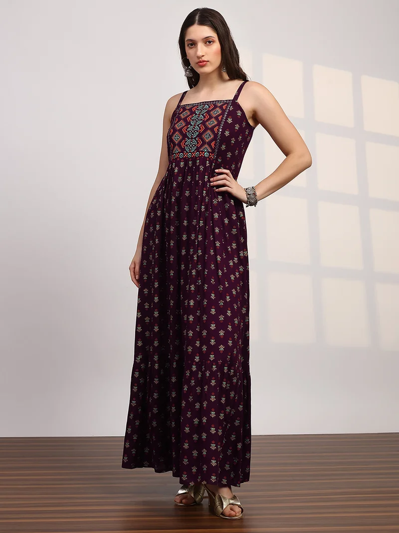 جلو باص فستان سهرة نسائي طويل بقصة واسعة وطبعات عرقية وتفاصيل مطرزة ورقبة مربعة وحمالات كتف