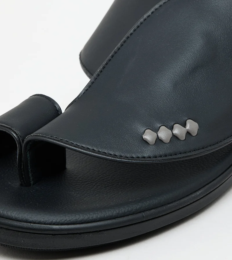 ستيف مادن Omani Sandal Black Men's Sandals