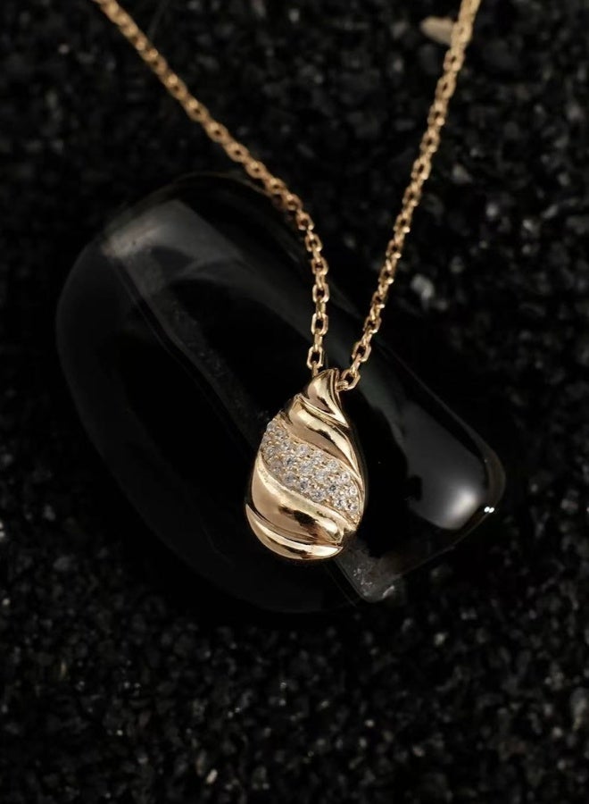 قلادة نسائية ذهبية مطلية بماء الذهب 18 قيراط - تصميم أنيق على شكل قطرة ماء، سلسلة قابلة للتعديل 48 سم تتناسب مع العباءة - هدية فاخرة - Image 3