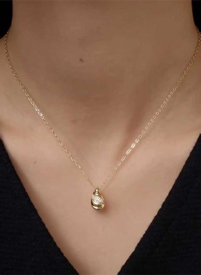 قلادة نسائية ذهبية مطلية بماء الذهب 18 قيراط - تصميم أنيق على شكل قطرة ماء، سلسلة قابلة للتعديل 48 سم تتناسب مع العباءة - هدية فاخرة - Image 2