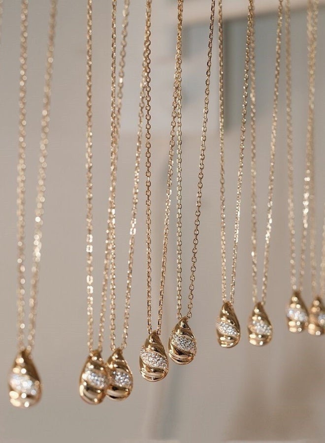 قلادة نسائية ذهبية مطلية بماء الذهب 18 قيراط - تصميم أنيق على شكل قطرة ماء، سلسلة قابلة للتعديل 48 سم تتناسب مع العباءة - هدية فاخرة - Image 4