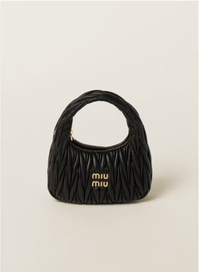 حقيبة كتف هوبو مُصنعة من جلد نابا مبطن من MIU MIU