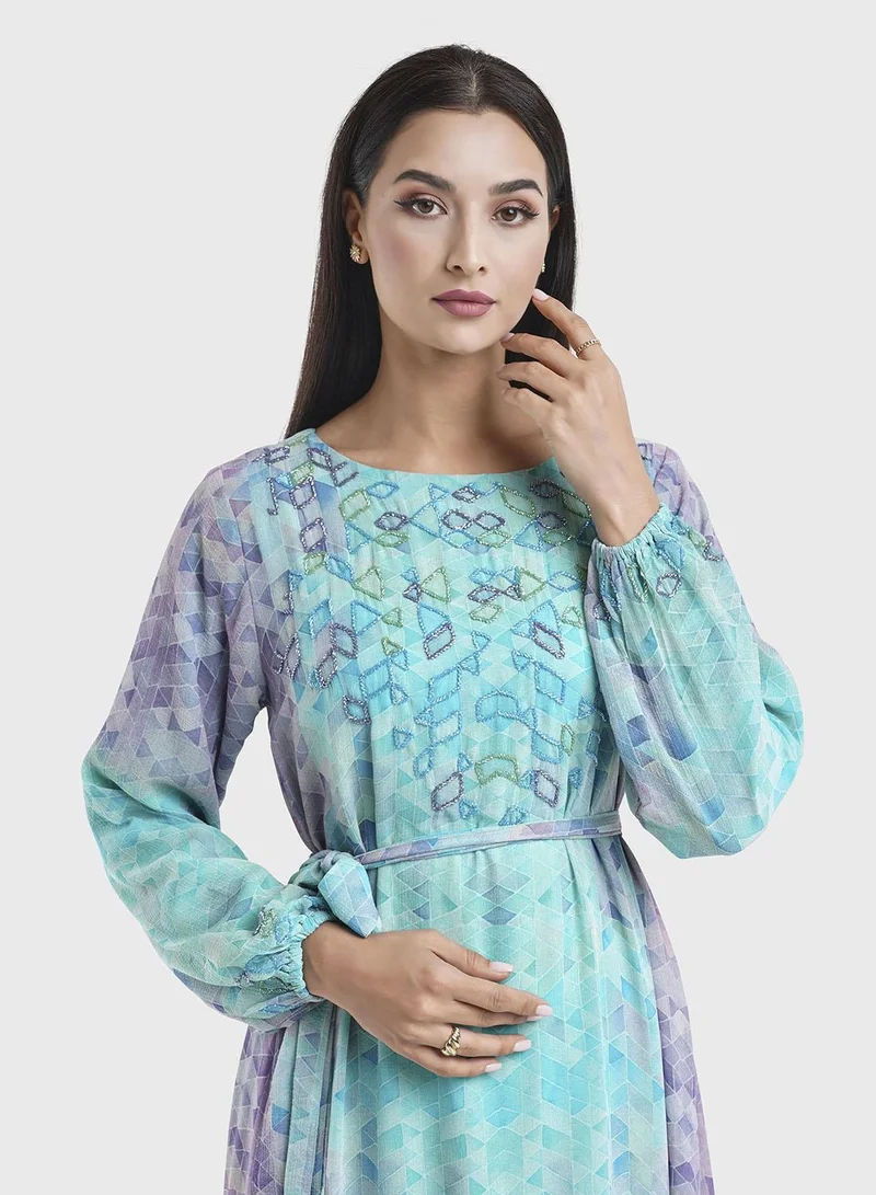 كشخة فستان رقمي بنقش هندسي باللون الأخضر المائي مع تطريز يدوي