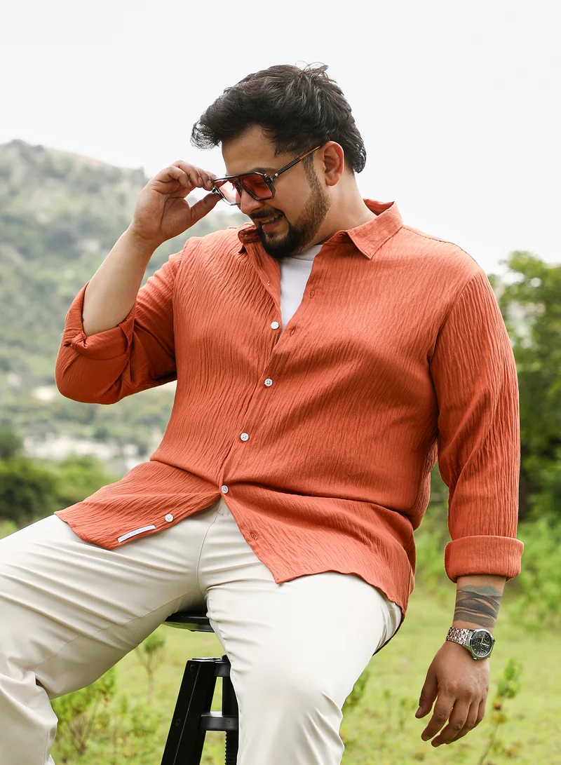 انستافاب بلس قميص رجالي سادة بأزرار وياقة ممتدة وأكمام طويلة وأساور، بلون برتقالي زعفراني