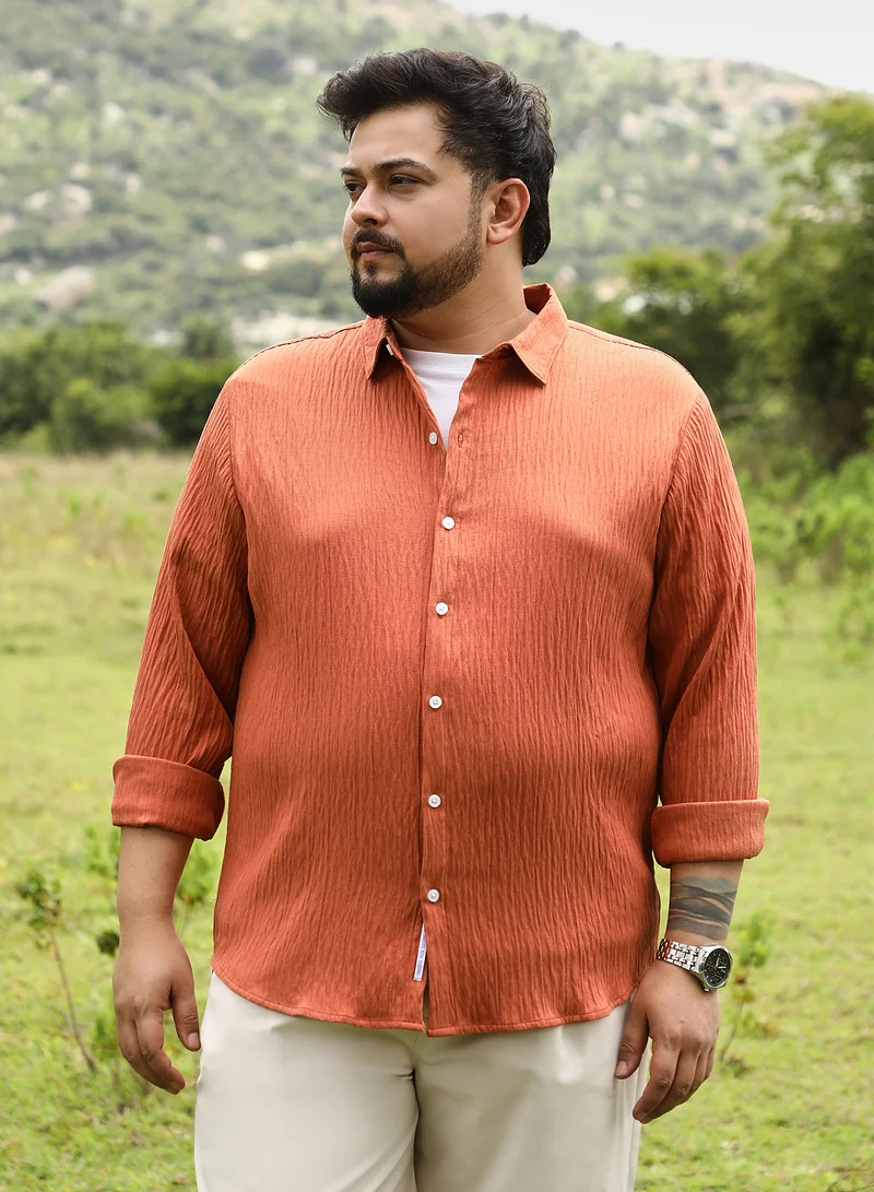 انستافاب بلس قميص رجالي سادة بأزرار وياقة ممتدة وأكمام طويلة وأساور، بلون برتقالي زعفراني