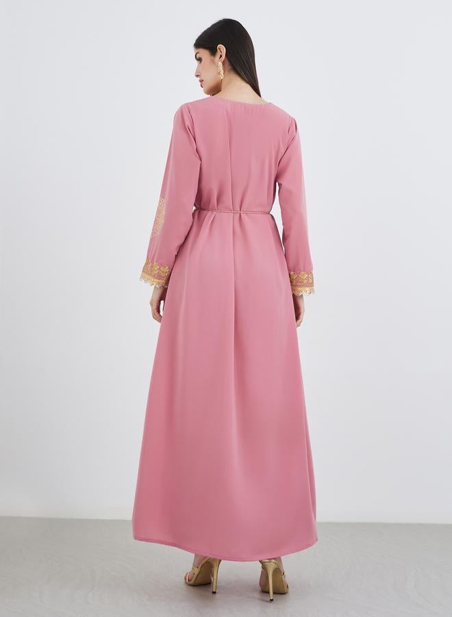 أميرة جلابية أميرة بطبعة فويل وياقة على شكل حرف  مع تطريز وتفاصيل دانتيل - Image 5