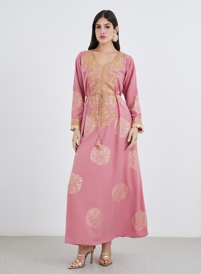 أميرة جلابية أميرة بطبعة فويل وياقة على شكل حرف  مع تطريز وتفاصيل دانتيل - Image 2