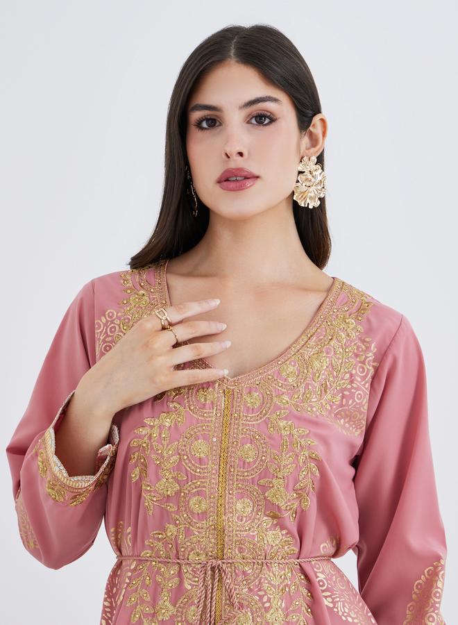 أميرة جلابية أميرة بطبعة فويل وياقة على شكل حرف  مع تطريز وتفاصيل دانتيل - Image 4