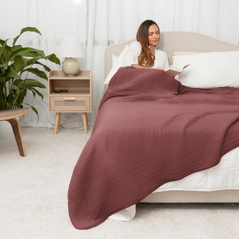 كومفي كلوبس بطانية قطنية مريحة من للبالغين، حجم كبير جدًا (مقاس توين) 50” × 60”， تتميز بتصميم مقوى، خفيفة الوزن، قابلة للتنفس، مناسبة للاستخدام في المنزل أو السفر، مغلفة في علبة هدايا أنيقة (لون وردي فاتح). - Image 2