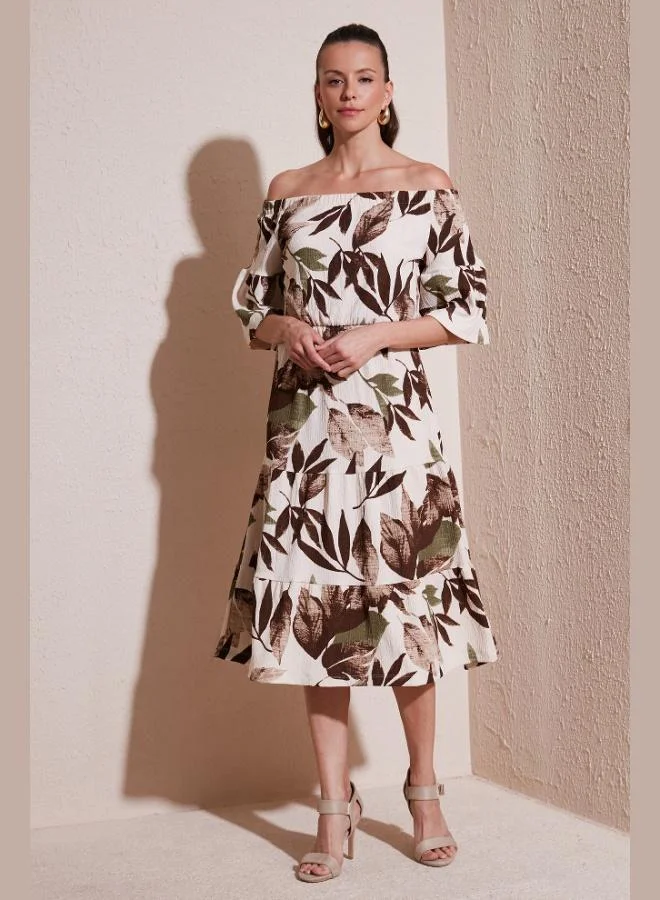 ليلا فستان ميدي بياقة كارمن بنقشة أوراق ليلى للنساء